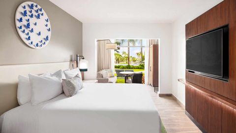 One Of The Best Hotels In Puerto Rico Just Unveiled Gorgeous New Suites — And They 'Transform' At Night